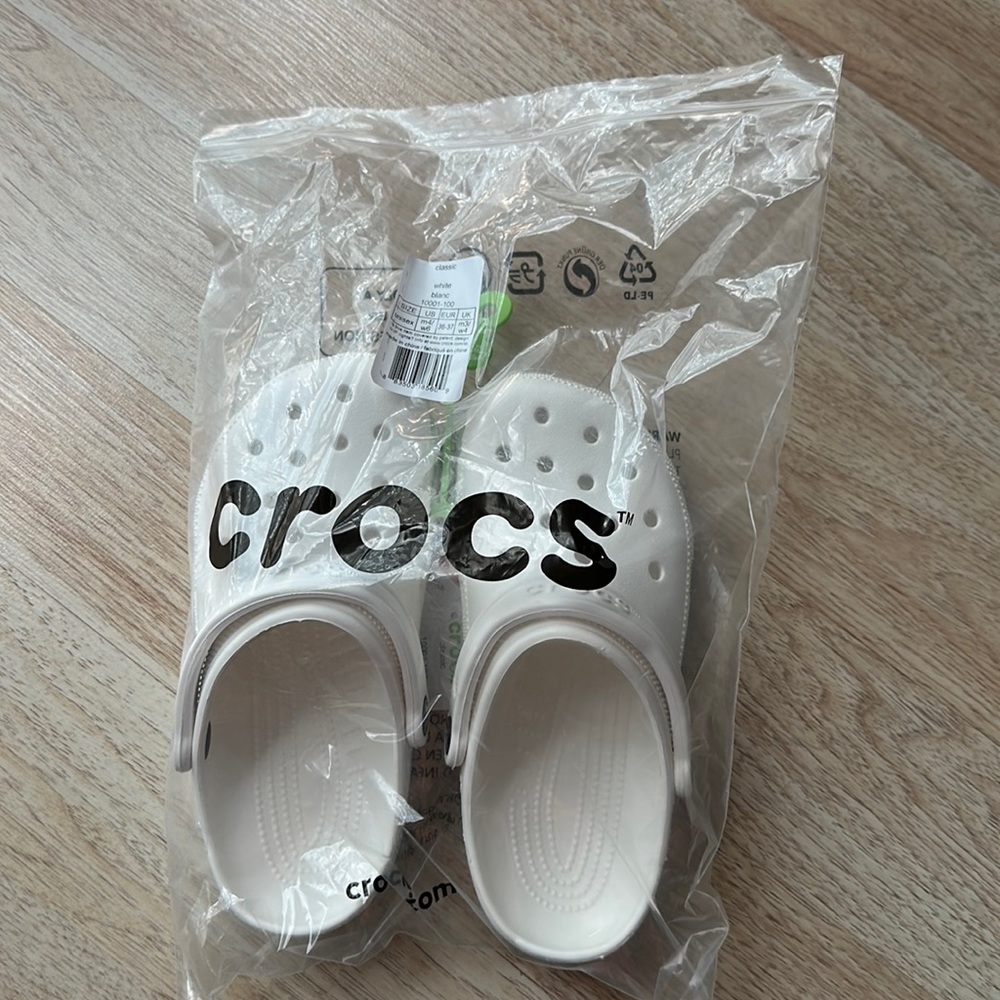 White Crocs Classic (M4/W6) NWT